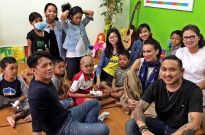 Sophia Latjuba dan Ariel NOAH Hibur dan Peluk Sayang Anak-Anak Penderita Kanker