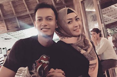 Foto Manis Fedi Nuril Peluk Istri Saat Umrah Bikin Netter Baper