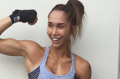 Penuh Kontroversi, Perut Model ini Tetap Six Pack Meski Hamil 5 Bulan