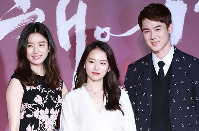 Yoo Yeon Seok Akui Terpesona Kecantikan Han Hyo Joo di 'Haeuhhwa'