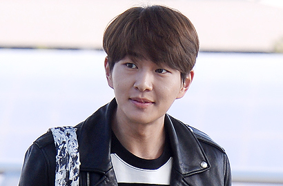 Kejutkan Fans, Senyum Manis Onew Saat Tiba di Bali Bikin Meleleh