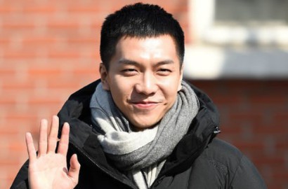 Jauh dari Ganteng, Lee Seung Gi Jadi Hitam di Foto-Foto Pelatihan Militer