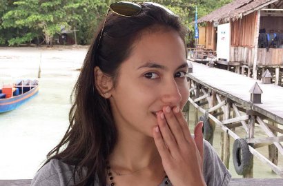 Pevita Pearce Cantik dan Segar Nikmati Keindahan Pantai Raja Ampat
