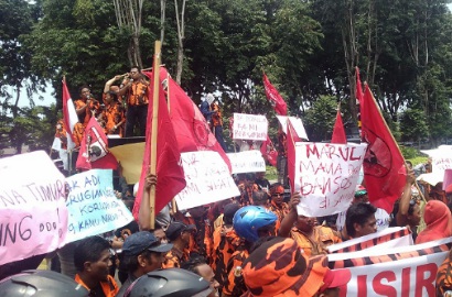 Ratusan Massa Pemuda Pancasila Demo, Tak Terima La Nyalla Jadi Tersangka