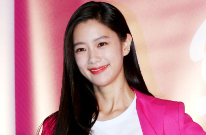 Pakai Gaun Transparan, Clara Pamer Belahan Dada di Red Carpet Asian Film Awards
