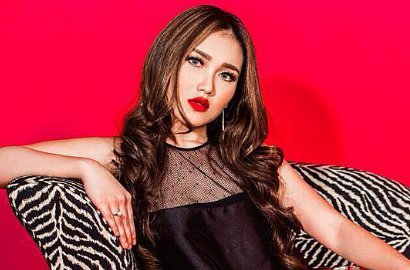 Digosipkan dengan PNS, Ayu Ting Ting Rela Obrolan Whatsapp Diintip