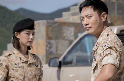 Tak Lagi Berseragam, Jin Goo dan Kim Ji Won 'Descendants' Pose Mesra di Majalah