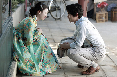 Yoo Yeon Seok Galau, Han Hyo Joo Menggoda di Poster 'Haeuhhwa' Versi Inggris