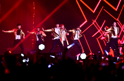 Histeris Xiumin Pamer Abs, Fans Sedih Kai Minta Maaf di Konser EXO