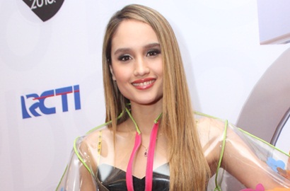 Cinta Laura Curhat Pacar Bulenya Cemburuan