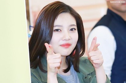 Joy Red Velvet Digoda Hobi Cicipi Tester Makanan di Supermarket