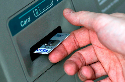 Uang Tak Keluar, Nenek 88 Tahun Ini Ngamuk Hancurkan Mesin ATM