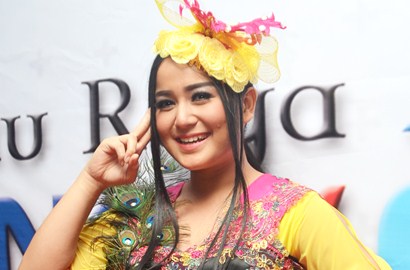 Juwita Dikabarkan Tinggal Seatap dengan Kekasih, Annisa Bahar Meradang