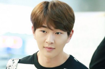 Balik ke Korea, Onew SHINee Lempar Senyum ke Fans Indonesia