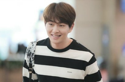 Sebelum Balik ke Korea, Onew SHINee Pamer Pose Ganteng di Kuta Bali