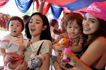 Nggemesin, Putra Jessica Iskandar dan Anak Gisel Gandengan Tangan Ala 'Couple Imut'