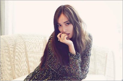 Berangkat ke London, Kemeja Terbuka Jessica Jung Bikin Gagal Fokus