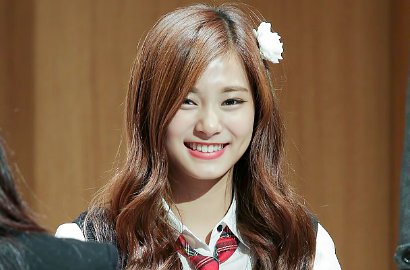 Tzuyu Tanda Tangani Meja Ujian SMP, Jadi Kenangan untuk Sekolah