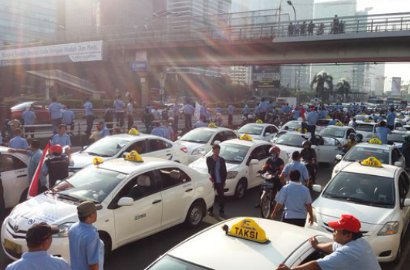 Demo Mulai Anarkis, Sopir Taksi Lakukan Sweeping Hingga Masuk Tol