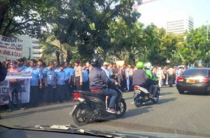 Tak Cuma Rusak Mobil, Demo Sopir Taksi Juga Aniaya Go-Jek