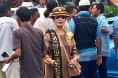 Nyentrik, 'Presiden Perdamaian' Pose Santai Saat Demo Anarkis Sopir Taksi