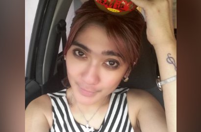 Fans Tangisi Artis 'Angling Dharma' Revi Mariska Mengaku Gila dan Pamer Pose Nakal
