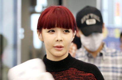 Ramah Sapa Fans, Wajah Bengkak Bom 2NE1 di Foto Ini Bikin Salah Fokus
