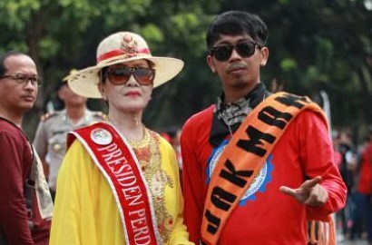 Mengenal Sosok 'Presiden Perdamaian', Nenek Nyentrik yang Muncul di Aksi Demo