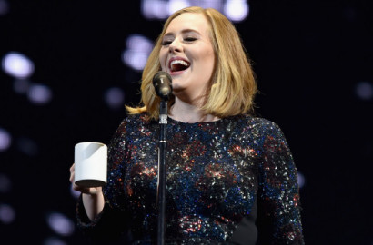 Twerking di Konser, Adele Sukses Bikin Fans Ngakak Saking Kocaknya