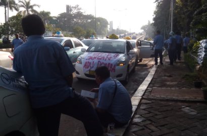 Lucu, Meme-Meme Demo Sopir Taksi Ini Siap Mengocok Perut