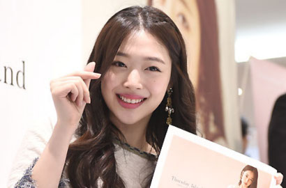 Berani Umbar Pundak Seksi, Sulli Bikin Netter Geleng-Geleng Kepala