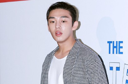 Yoo Ah In Akui Iri dengan Kesuksesan 'Descendants of the Sun'