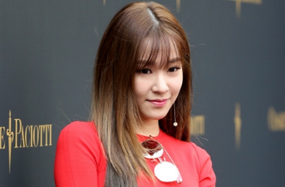 Seksi Pakai Brokat, Tiffany Malah Dibilang Punya Kepala Besar