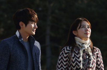 Yoon Eun Hye Tatap Park Shi Hoo Penuh Arti di Foto 'After Love'