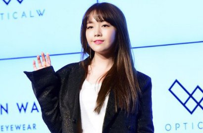 Rok Kelewat Pendek, Minah Mati-Matian Tutupi Bagian Bawah Tubuhnya