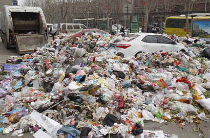 Gara-Gara Parkir Sembarangan, Sedan Mewah Ini Penuh Timbunan Sampah