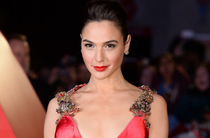 'Wonder Woman' Ungkap Foto Teaser, Gal Gadot Seksi Bersama Kawanan