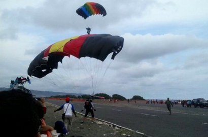 Ikuti Event Jogja Air Show 2016, Penerjun Payung Wanita Jatuh ke Laut