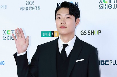 Ryu Jun Yeol Sabet Trofi, 'Reply 1988' Jadi Drama Terbaik di Cable TV Awards