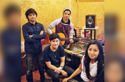 Syuting MV The Freaks 'Ku Kan Menunggumu', Teuku Rassya Jadi Orang Ketiga
