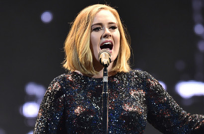 Adele Minta Maaf Usai Fans Cedera Kejatuhan Rantai di Konser