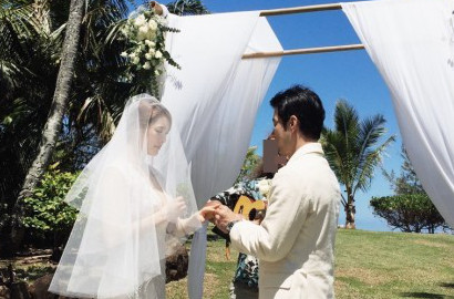 Kenakan Gaun Pengantin Seksi, Kahi Pamer Kebahagiaan Menikah di Hawaii
