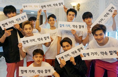 EXO Pesta Rayakan Ultah Xiumin, Pose 'Mesra' Sehun-Chanyeol Bikin Salah Fokus