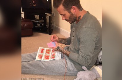 Menyentuh, Victoria Unggah Foto David Beckham Jahit Baju Boneka Harper