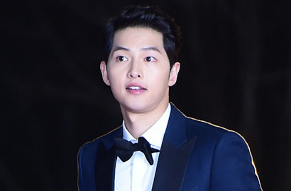 Bareng Keluarga, Cerianya Joong Ki Saat Lulus Akademi Militer di 'Descendants'