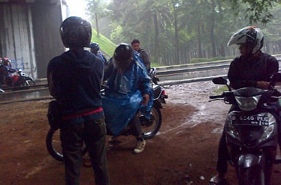Berteduh di Kolong Jembatan dan Bikin Macet, Pemotor Dihujat Netter