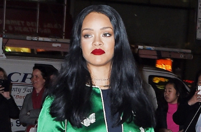 Sensual, Rihanna Pose Tanpa Busana di Teaser Single 'Kiss It Better'