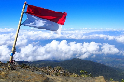 Nyaris Bakar Bendera Merah Putih, Turis Rusia Ini Langsung Diamankan Polisi