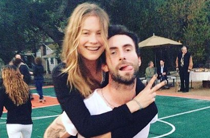 Hamil Muda, Istri Adam Levine Maroon 5 Tetap Seksi dengan Perut Buncit