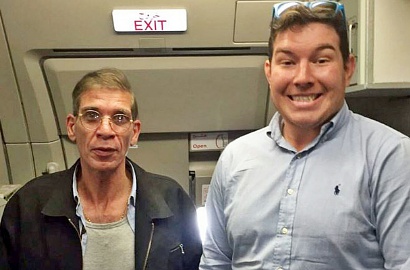 Kocak, Pria Ini Malah Nekat Foto Bareng Pembajak Pesawat EgyptAir